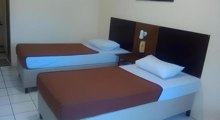 Hotel Augusta Гарут Екстер'єр фото
